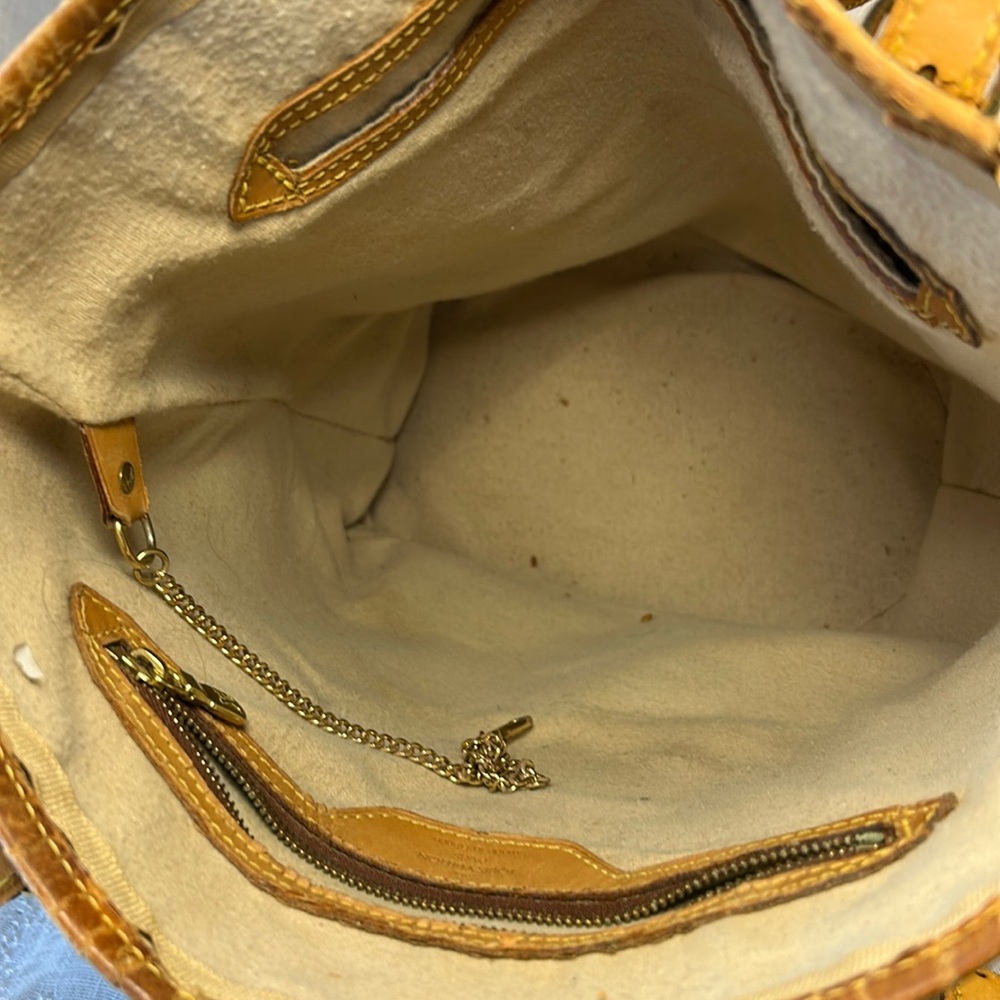 Louis Vuitton leather large bucket GM bag with chain leash inside - Picture 12 of 16